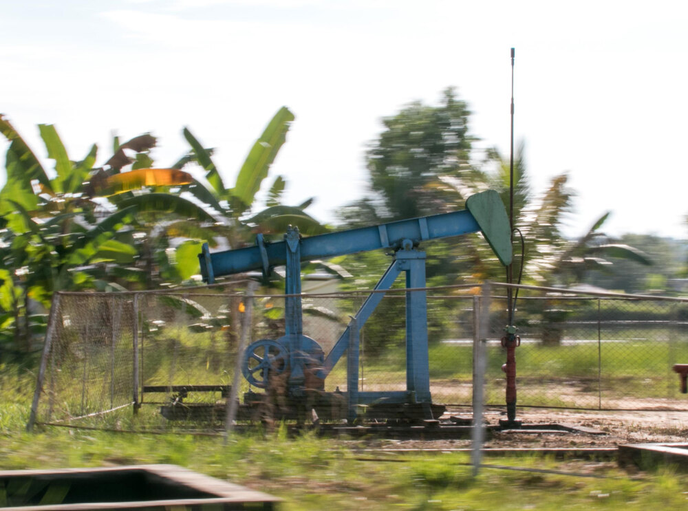 北カリマンタン、道路沿いの石油採掘設備