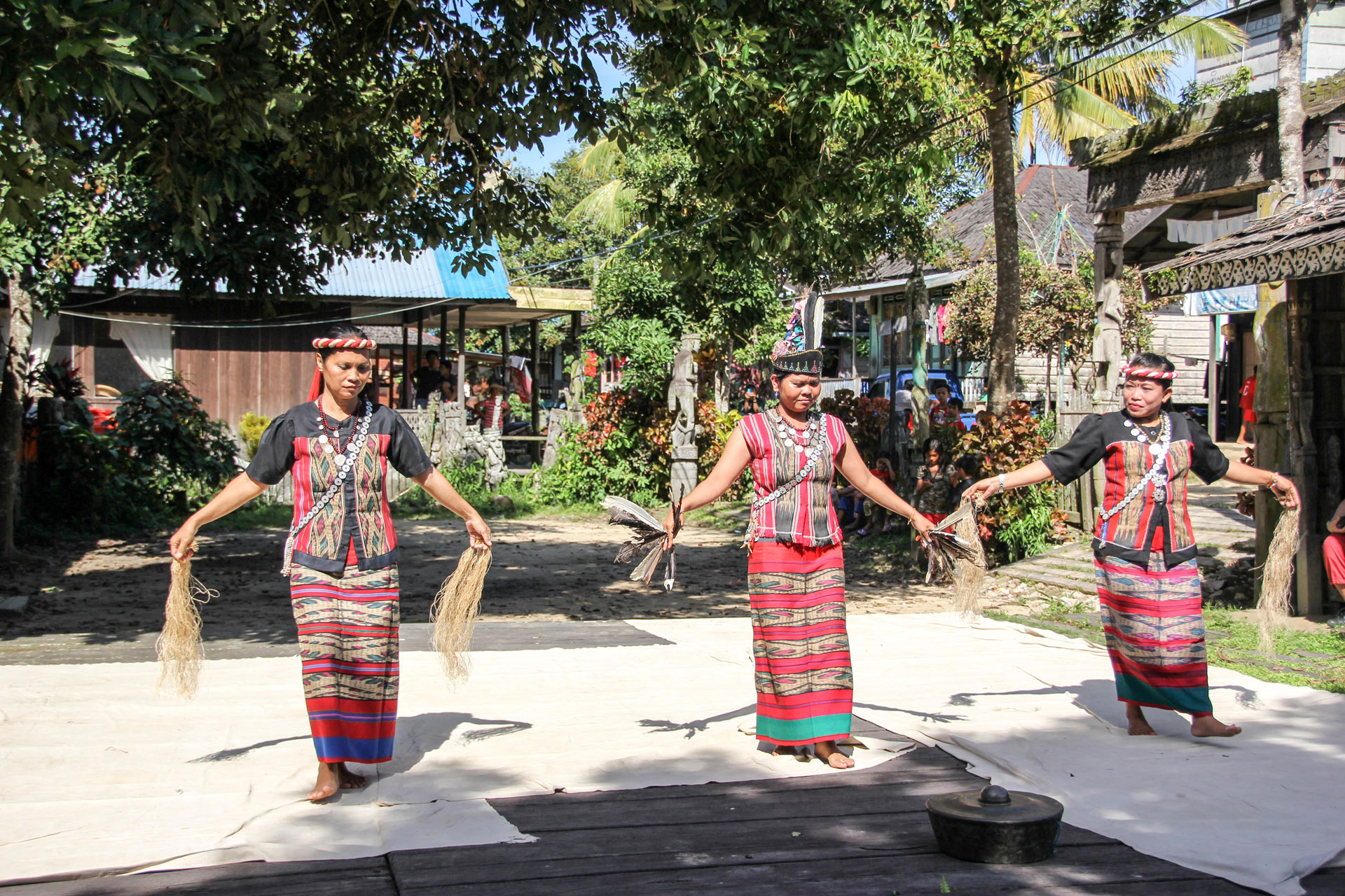 タンジュン・イスイ村での踊り