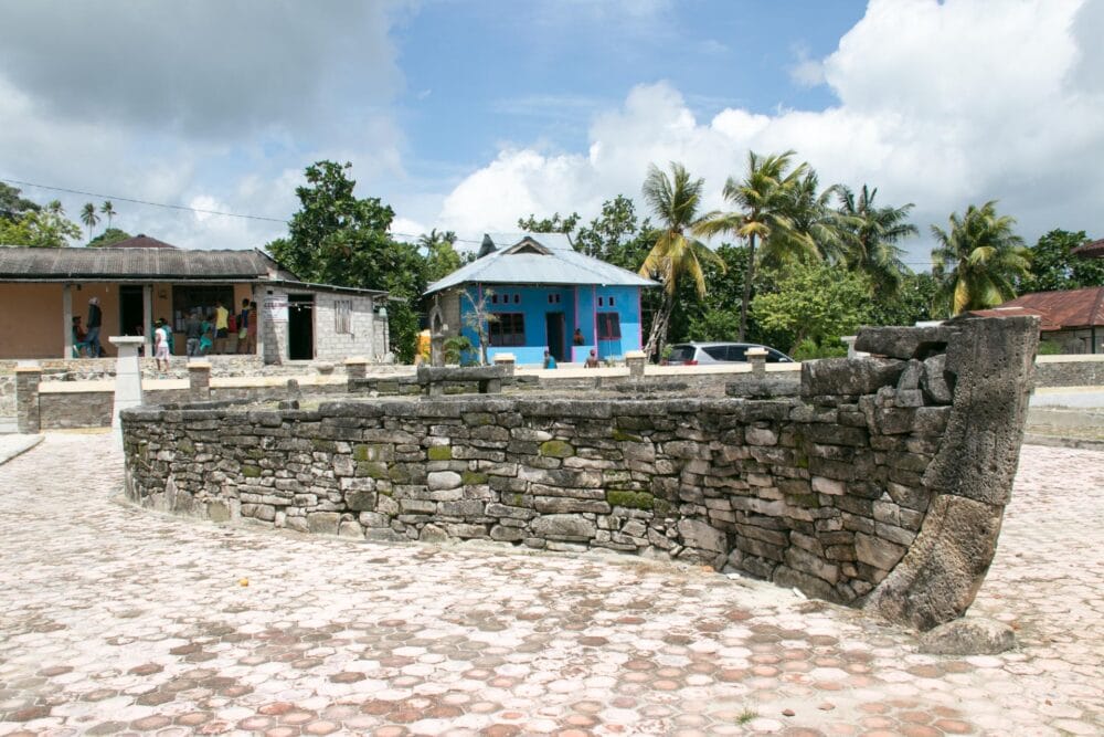 【インドネシア全34州の旅】#41　マルク州②　ヤムデナ島　石船とキリスト教布教の痕跡