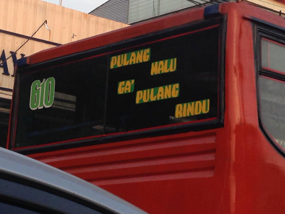 運転手らがバスに書いた「名文句」（2015年撮影）
