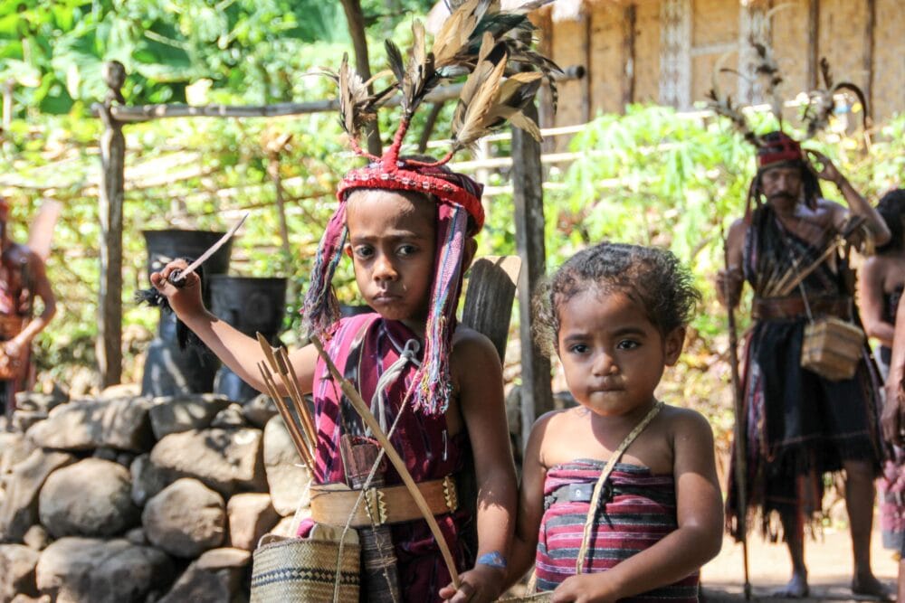 【インドネシア全34州の旅】#50　東ヌサトゥンガラ州⑦　アロール島　樹皮で作った服、戦いの舞い