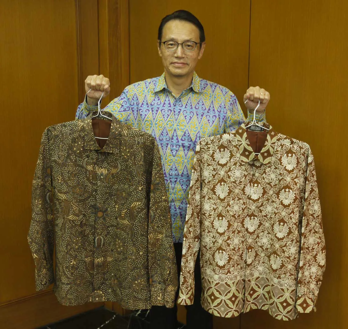 金杉駐インドネシア大使の「バティックの心得」 – +62 | plus 62