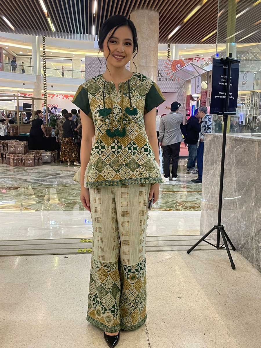 オーダーメード・バティックを着たアンドラさん