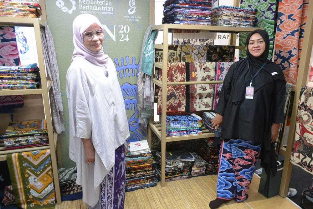 アリリ工房のアリさん(左)