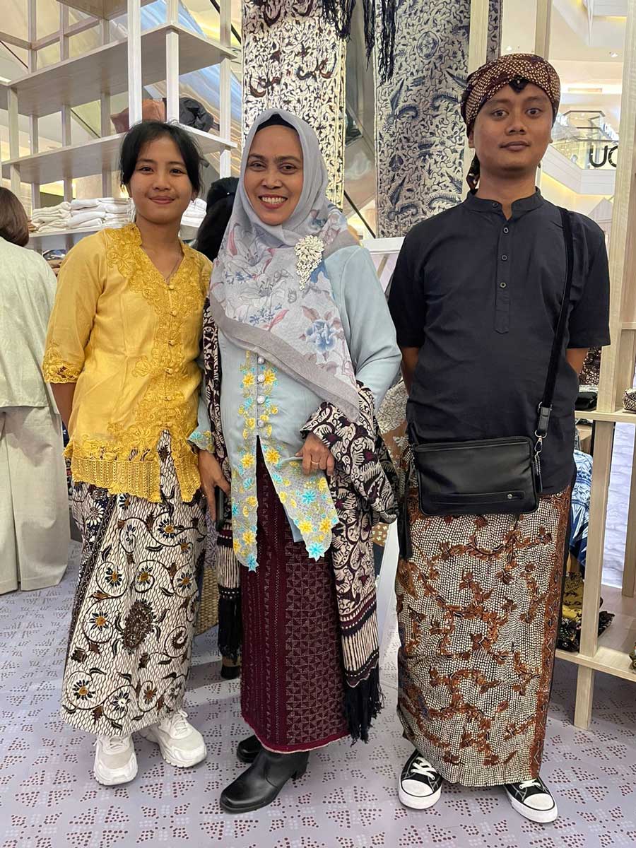 左からアイニさん、ウスワトゥンさん、ザキさん