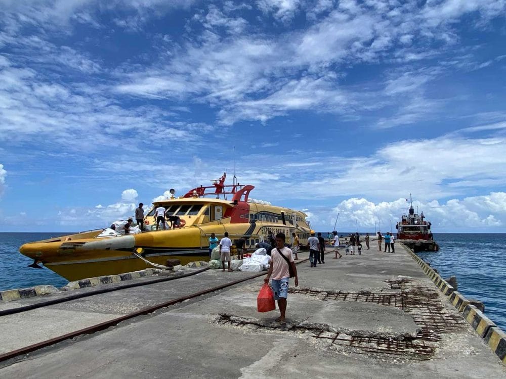 州都クパンから到着した高速船。埠頭にできた穴は地震によるものらしい(ロテ島)