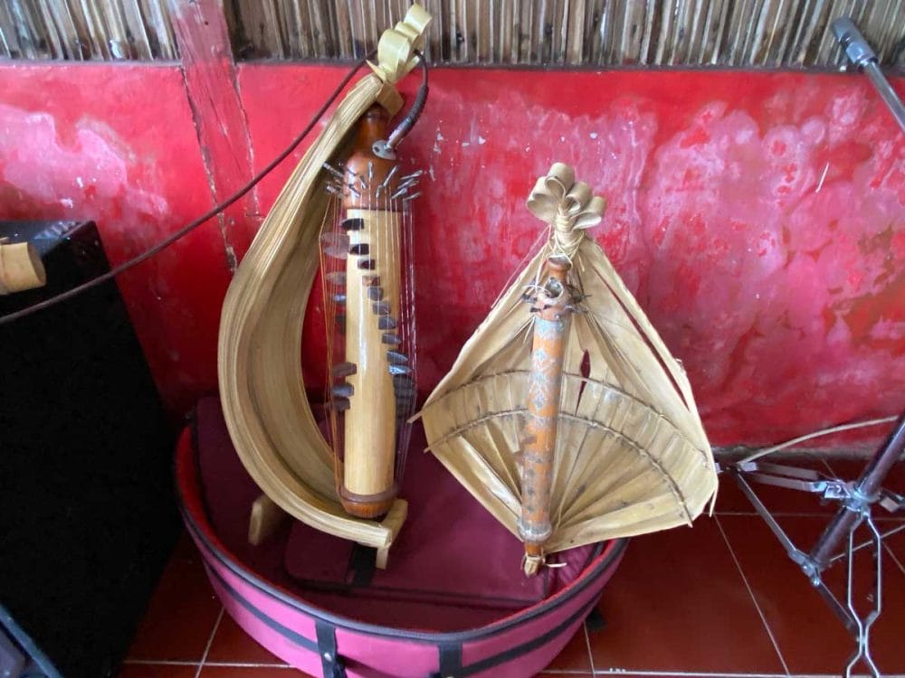 五音音階ペンタトニックのササンドゥ(右)と、ドレミファ音階ダイアトニックスケールのササンドゥ(左)(州都クパン郊外)