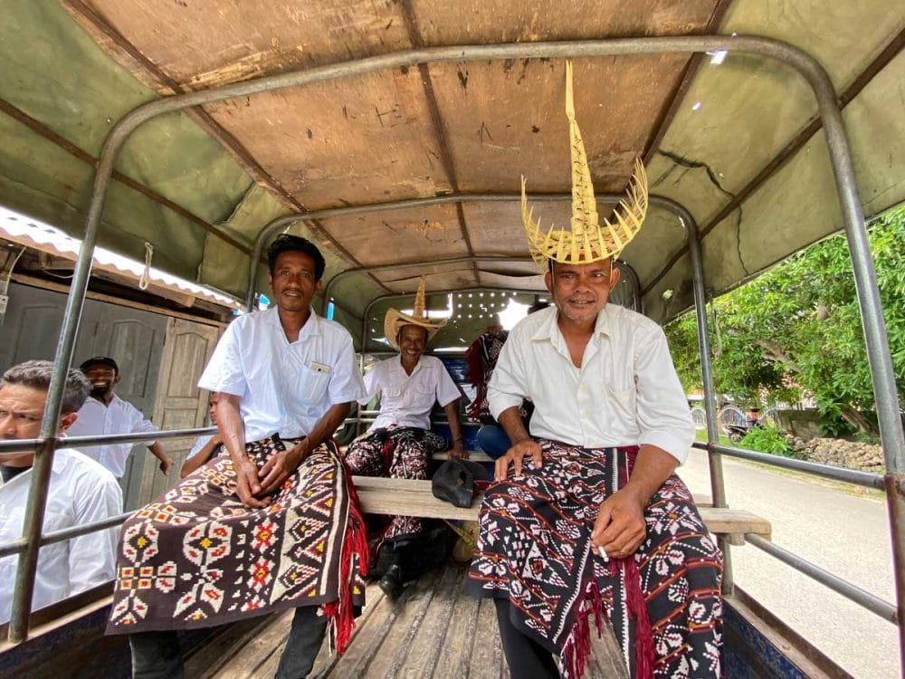 民族衣装を身にまとい、さっそうと外出するロテの人々(ロテ島)