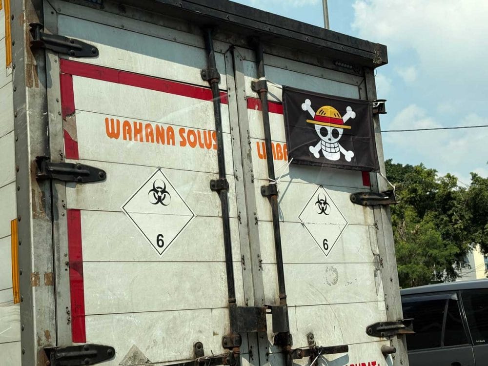 「ワンピース」海賊旗を付けて走るトラック(2025年8月2日、ジャカルタ)