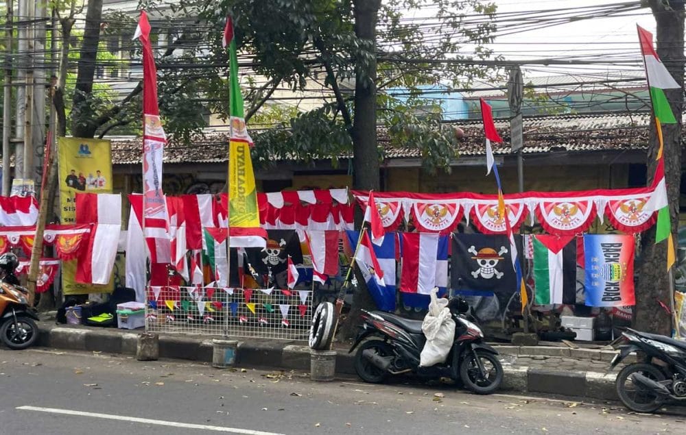 インドネシア国旗と一緒に売られている「ワンピース」の旗(2025年8月7日、バンドン)