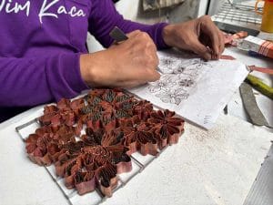 チャップ工房で職人がチャップを制作中