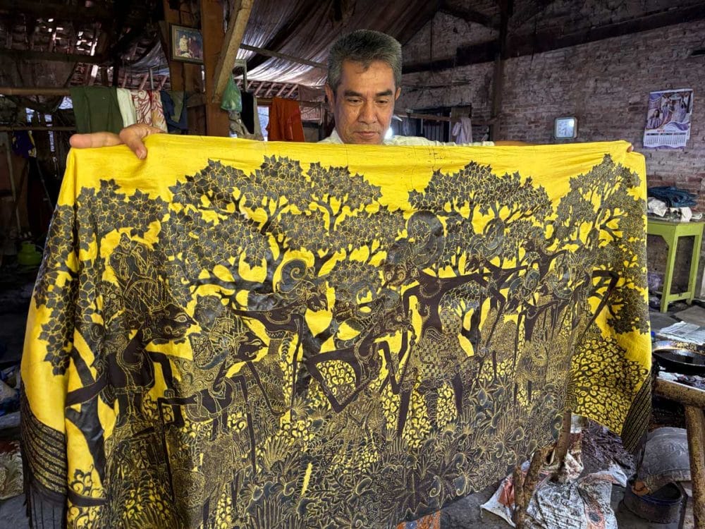 ドゥドゥンさんのワヤン柄バティック、制作中