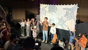 アニワヤン制作者であり、声優も務めるダウドさん（中央）