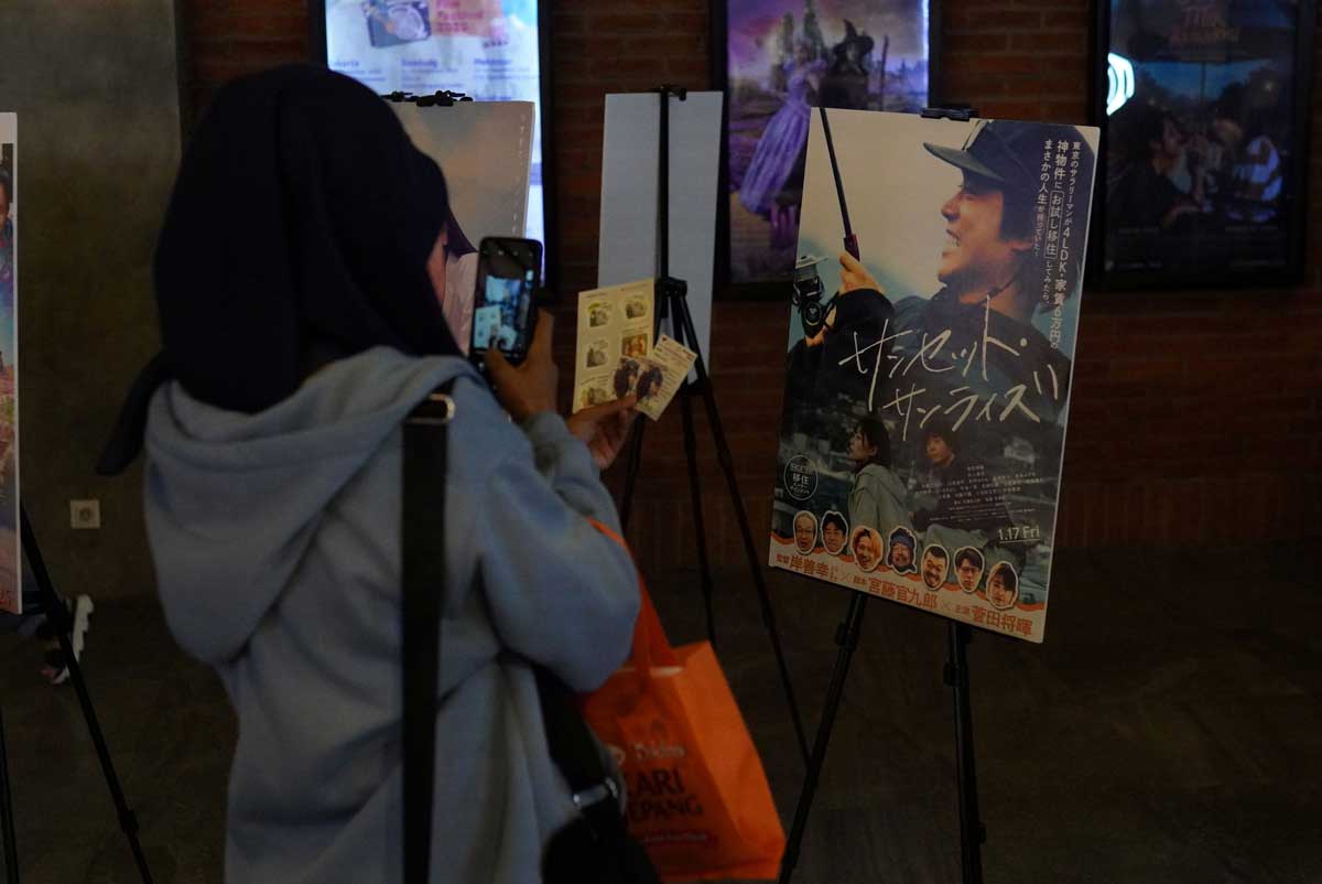 ポスターを見る観客