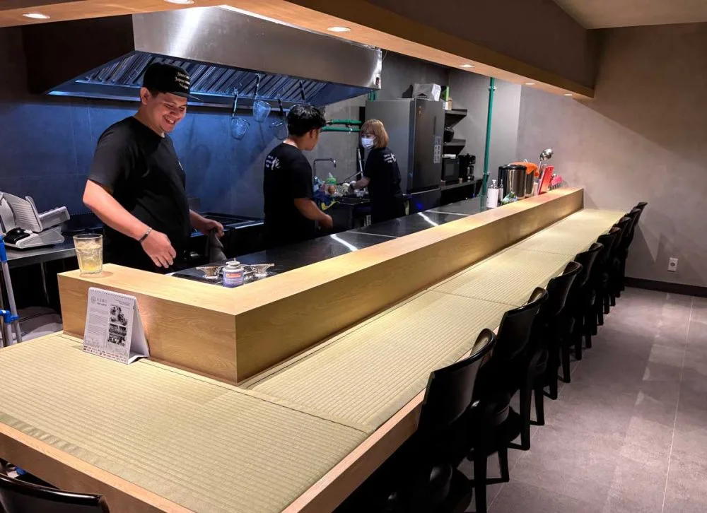 カウンター8席の店