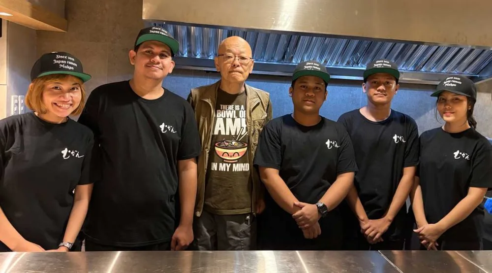 名取さん（左から3人目）とスタッフ