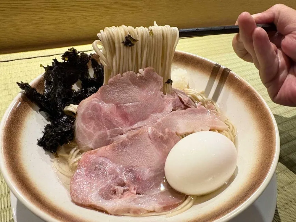 煮干し塩ラーメン。チャーシュー、岩のり付き。味玉は好みで追加。写真は細麺