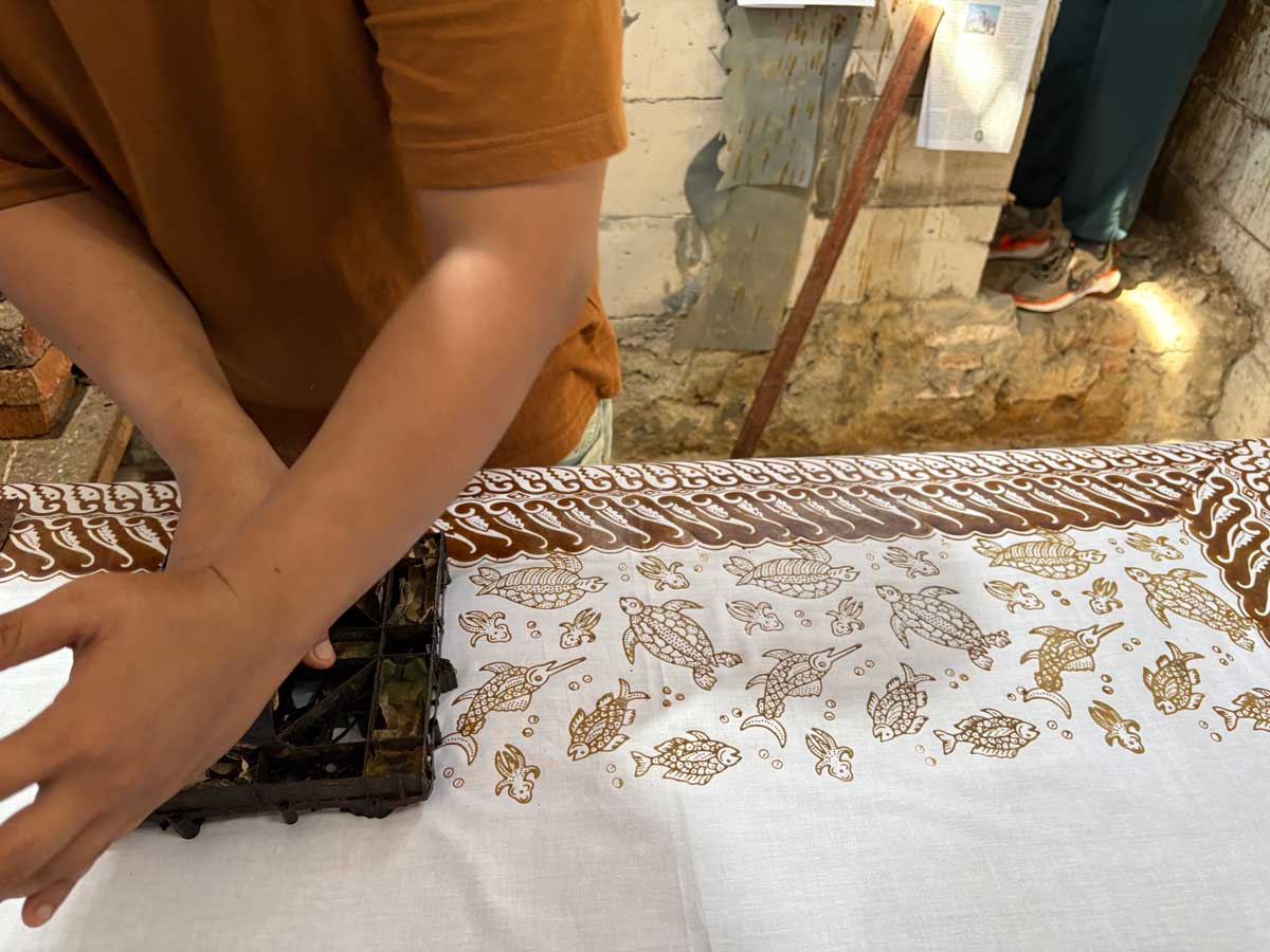 バティックのチャップ（型）を押す