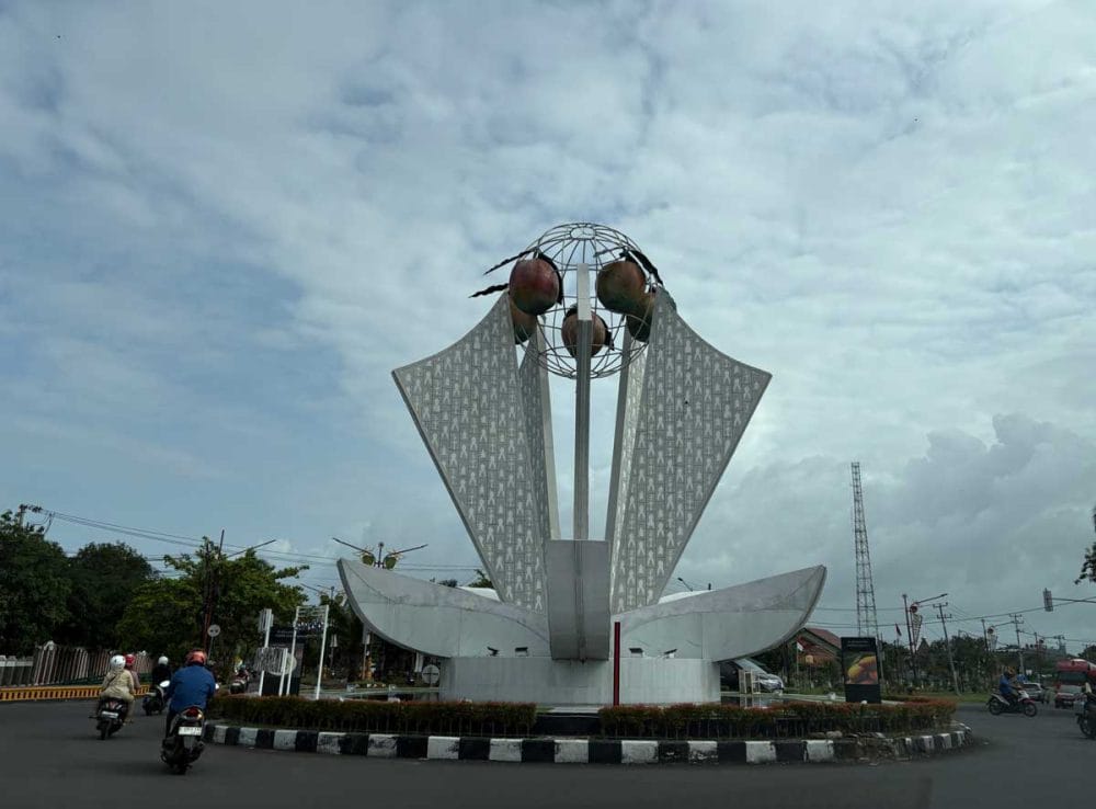 インドラマユの象徴であるマンゴーの塔。下の部分は船