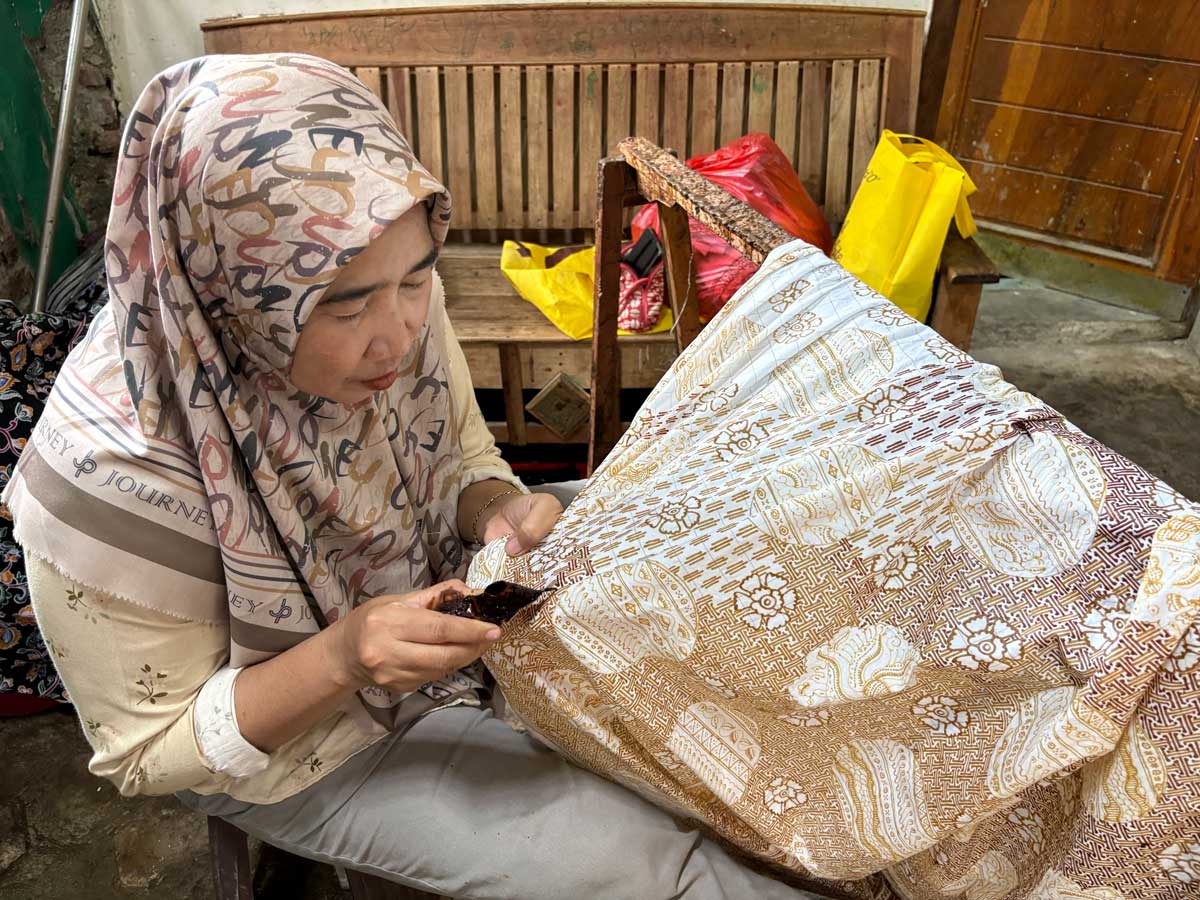 インドラマユのバティック職人、アアットさん