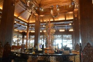 バーカウンターとジョグロの高い天井。下には自動演奏アンクルン