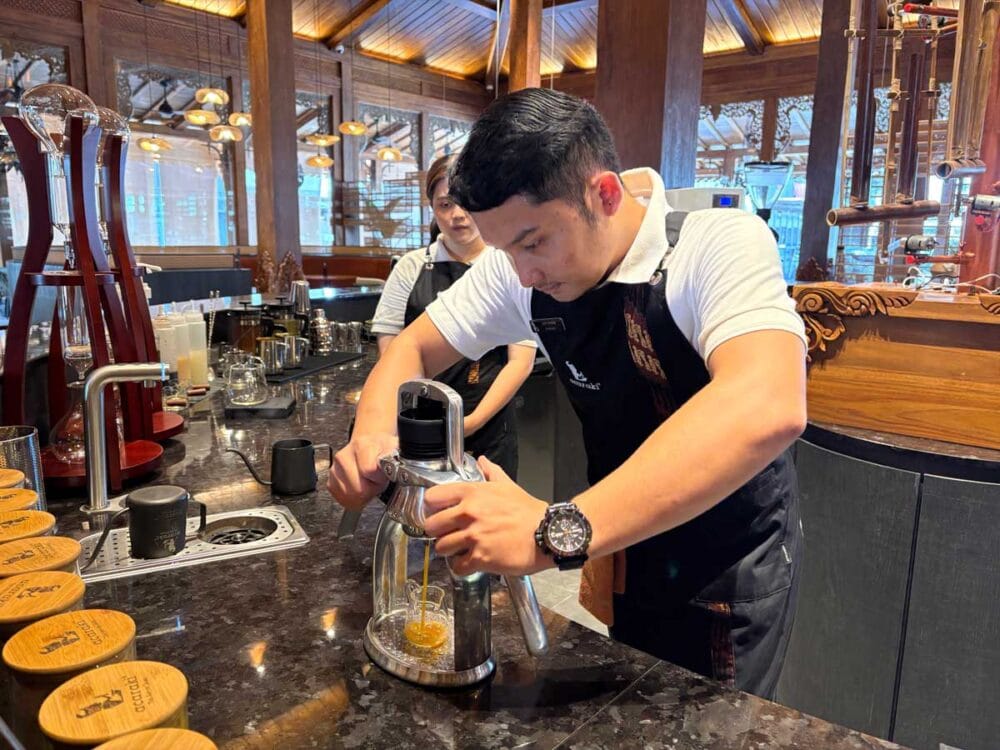 クニットアッサムをエスプレッソで淹れる。淹れるところもショー的