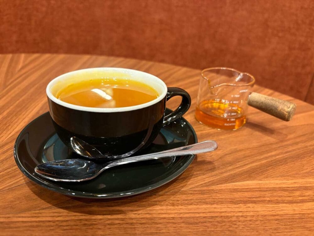 クニットアッサム（ホット）、サイフォン式。はちみつはお好みで（4万ルピア）