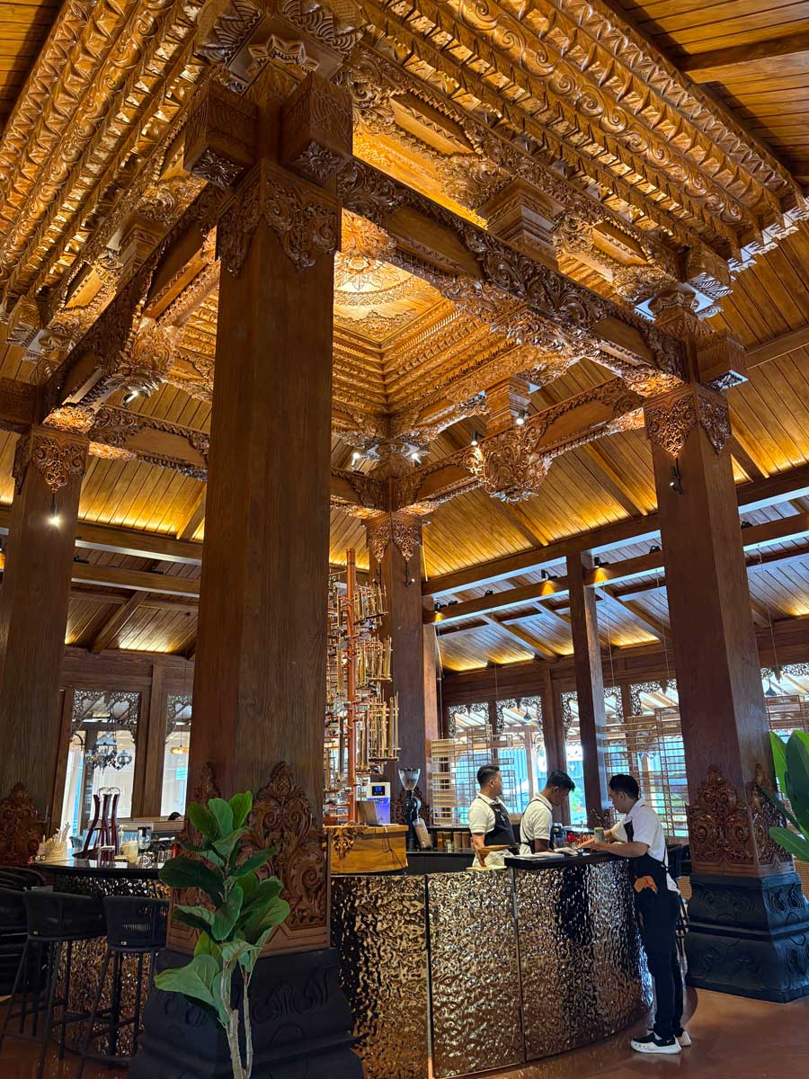 バーカウンターとジョグロの高い天井