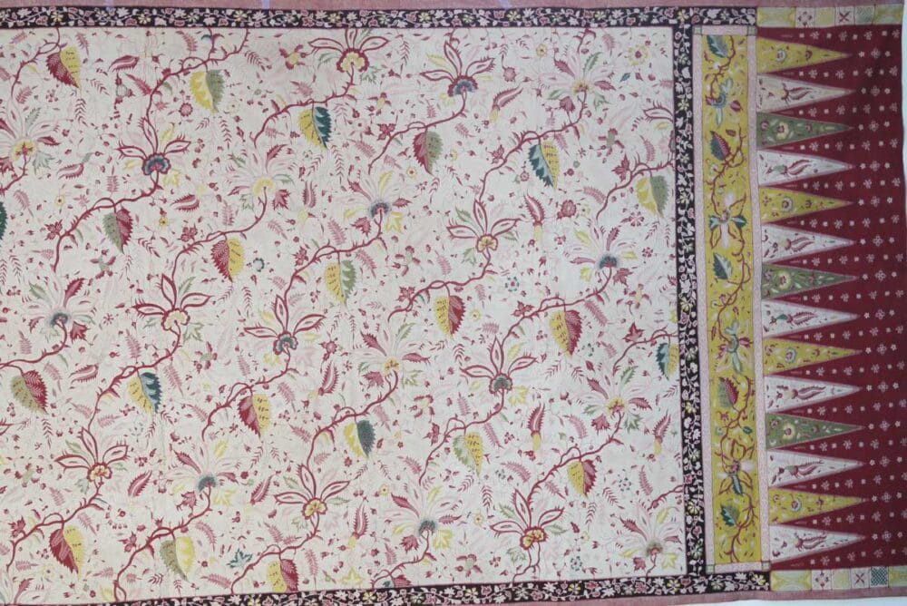 チレボンの伝統文様、ユリの花を描いたバティック布。繊細で美しい色彩