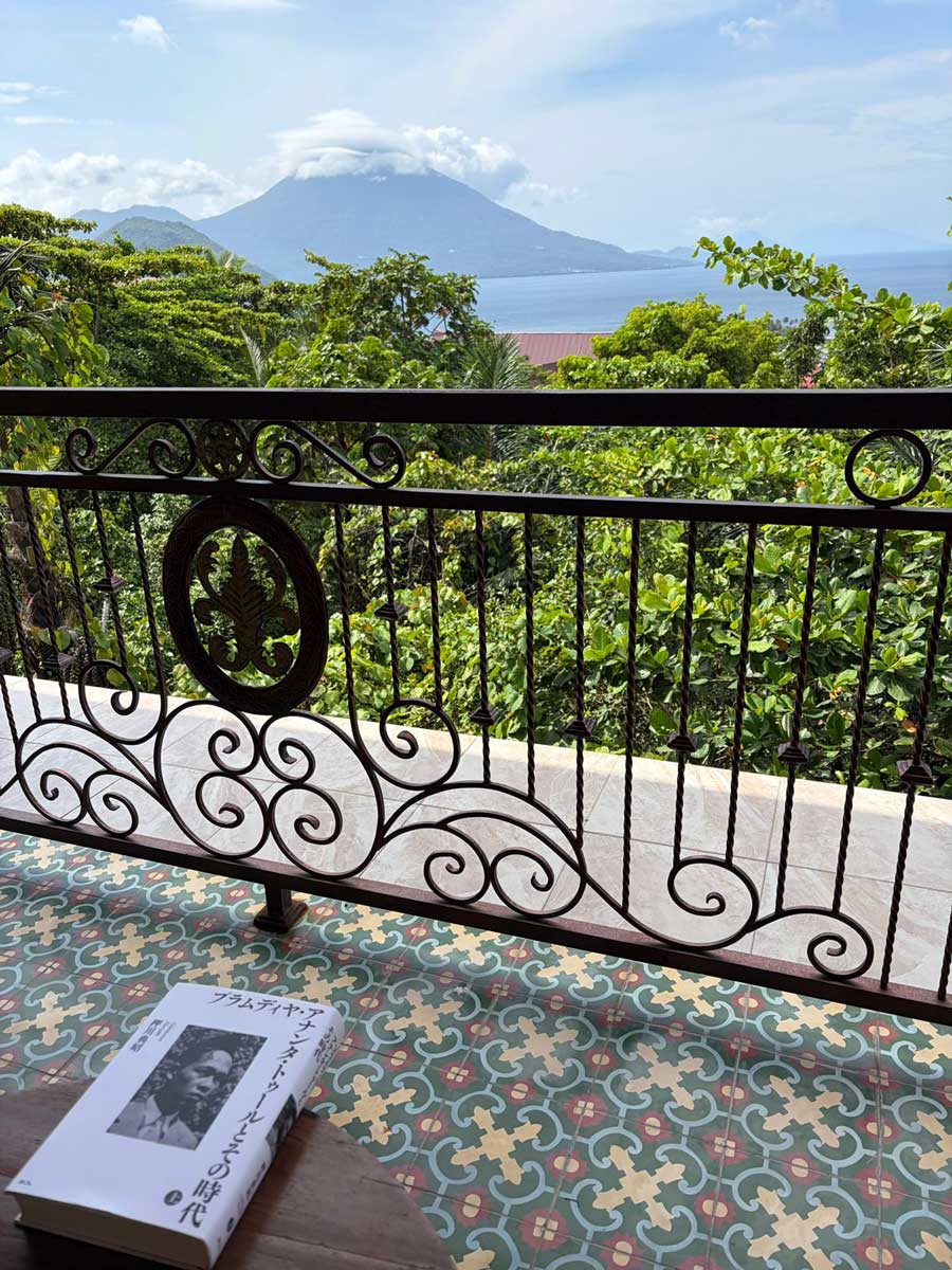 ティドレ島とマイタラ島を望むバルコニーで、「プラムディヤ・アナンタ・トゥールとその時代」を読む