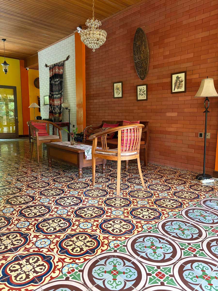 床のタイル模様がかわいらしい