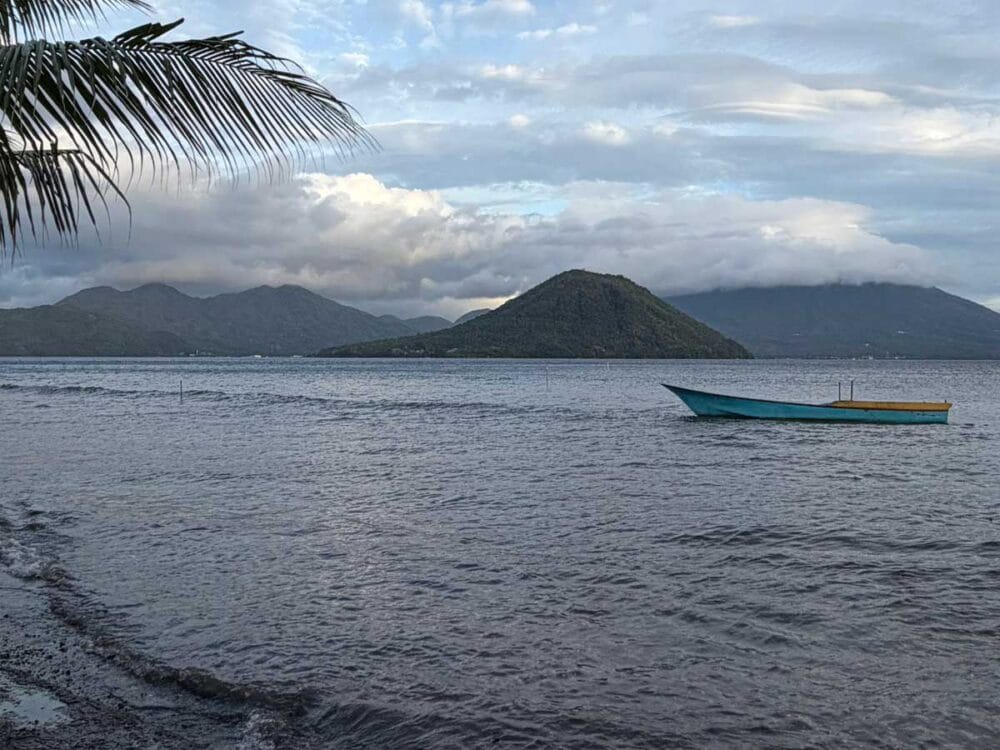 ティドレ島に雲がかかってしまったが、これが「1000ルピア札の風景」