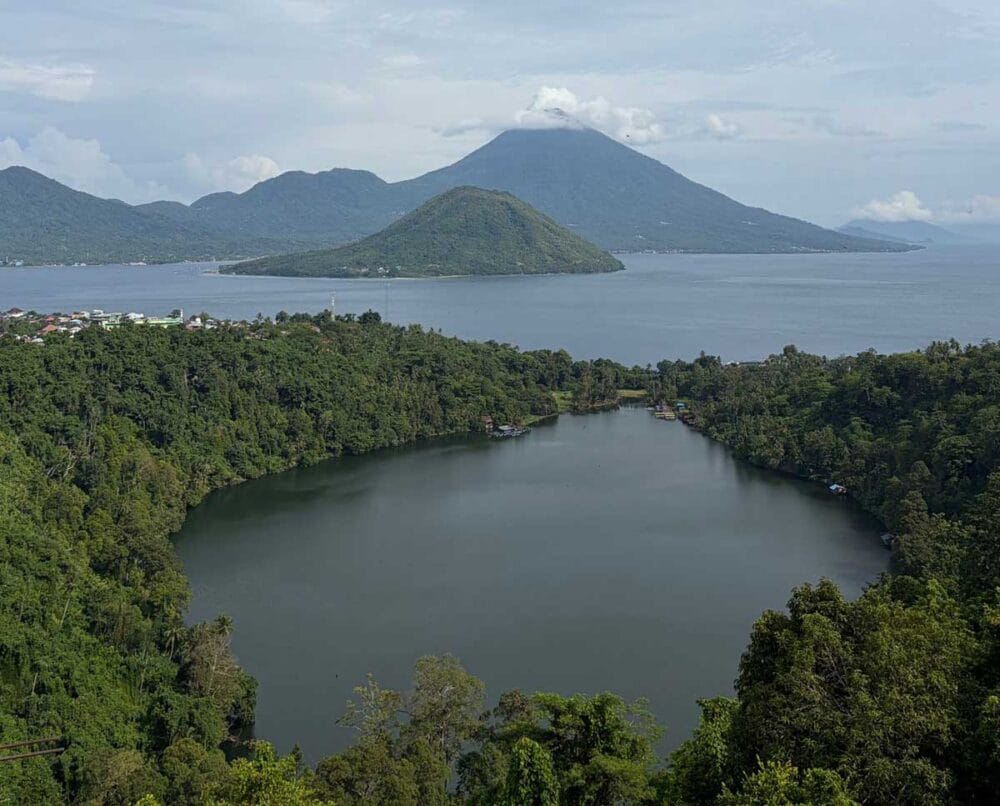 湖の向こうにティドレ島、その手前にマイタラ島を望む。ここが撮影スポット