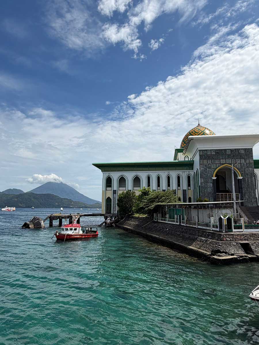 海に浮かんでいるように見えるモスク