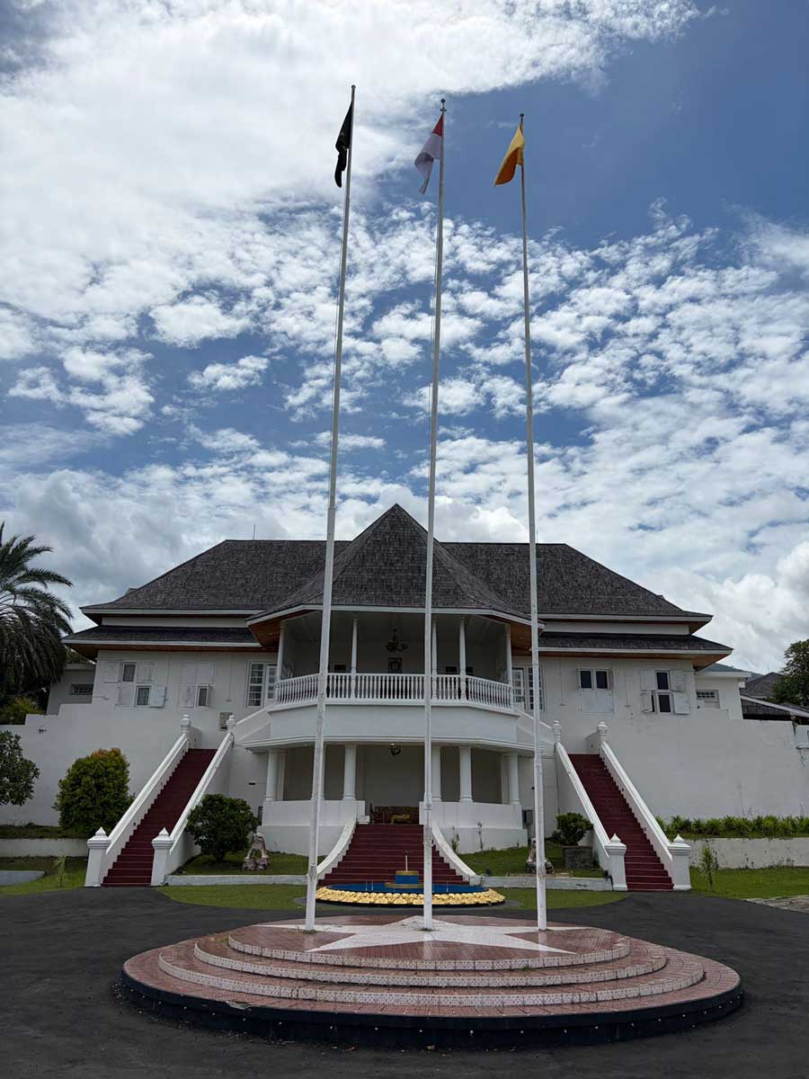 テルナテ王宮。ポールの一番右が「王様が在王宮」と示す旗