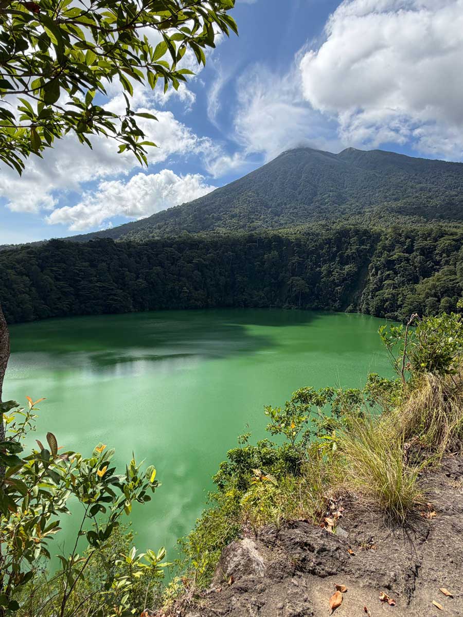 緑色の湖。なんだか怖くて長居できなかった