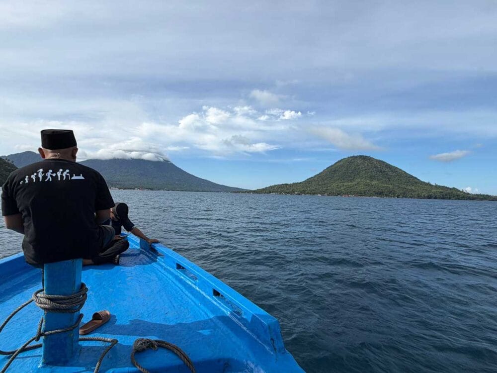 テルナテ島からティドレ島に向かう。前の人は「生まれてから墓場まで」Tシャツを着ている
