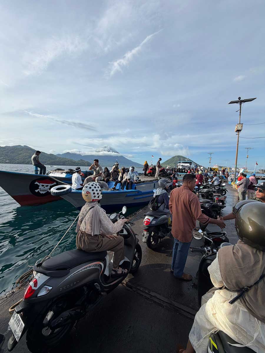 バイクを持って港に集まって来る