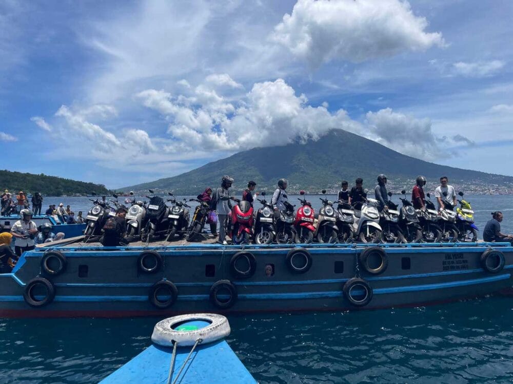 バイクをぎっしり載せて出発。人の乗るスペースは下にある