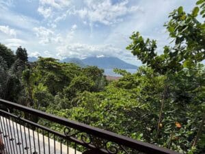 ティドレ島とマイタラ島