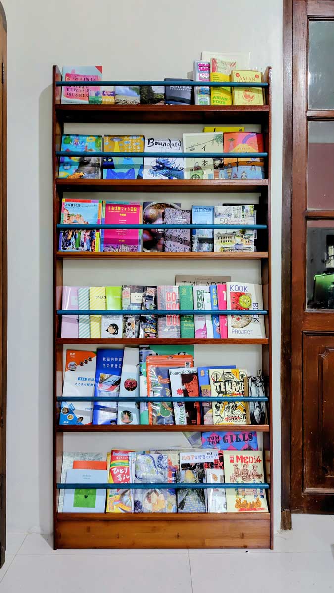 「絵と同じで、ZINEもそれぞれの人の作品」と考え、表紙を見せて飾れるマガジンラックを購入した。自作のZINE、友人のZINEを飾る