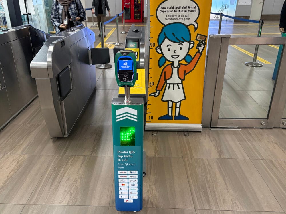 MRTの改札。いろいろタッチする場所があってまぎらわしいが、クレジットカードを使用する場合、黄色い機械のある改札を探して、そこでタッチする
