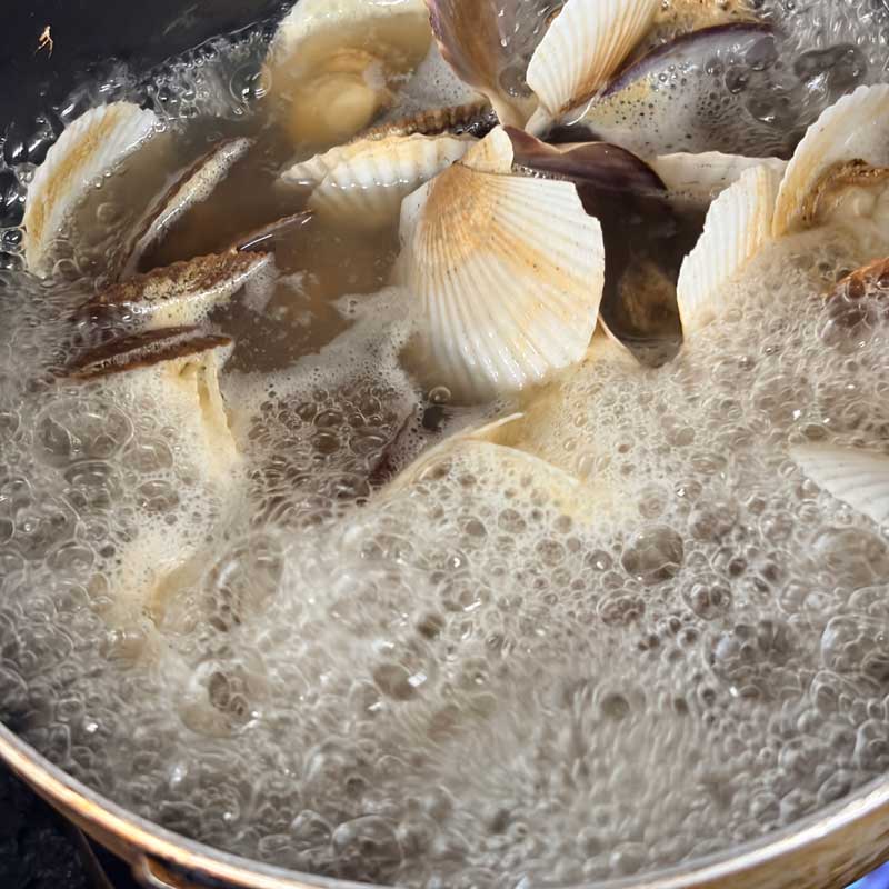 貝油を作ってるところ