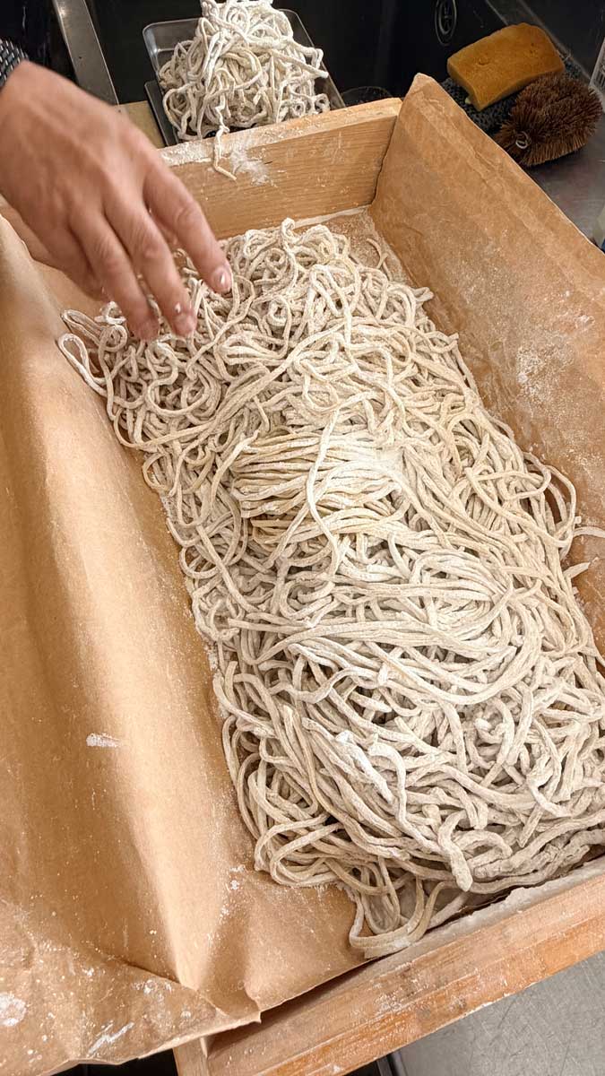 特殊な切り方をした家系の麺