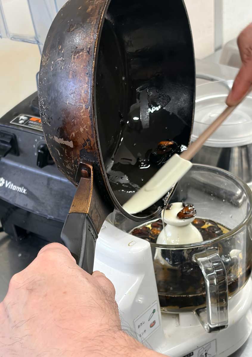 マー油を作ってるところ。ニンニクを焦がしてミキサーに入れる