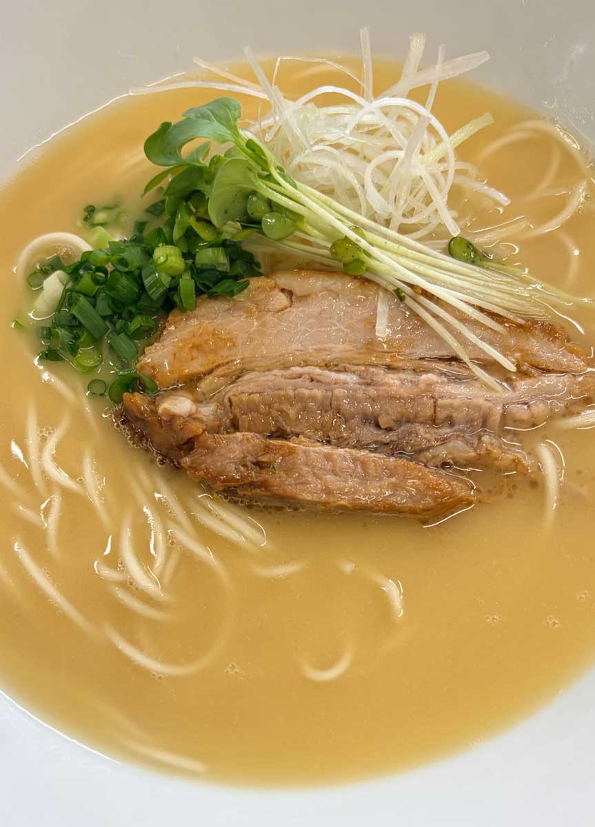 そのチャーシューを使ったラーメン。スープは鶏白湯。これはうまかった!