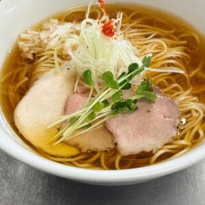 最初のころに打った中加水の細麺。チャーシューは豚と鶏の低温調理
