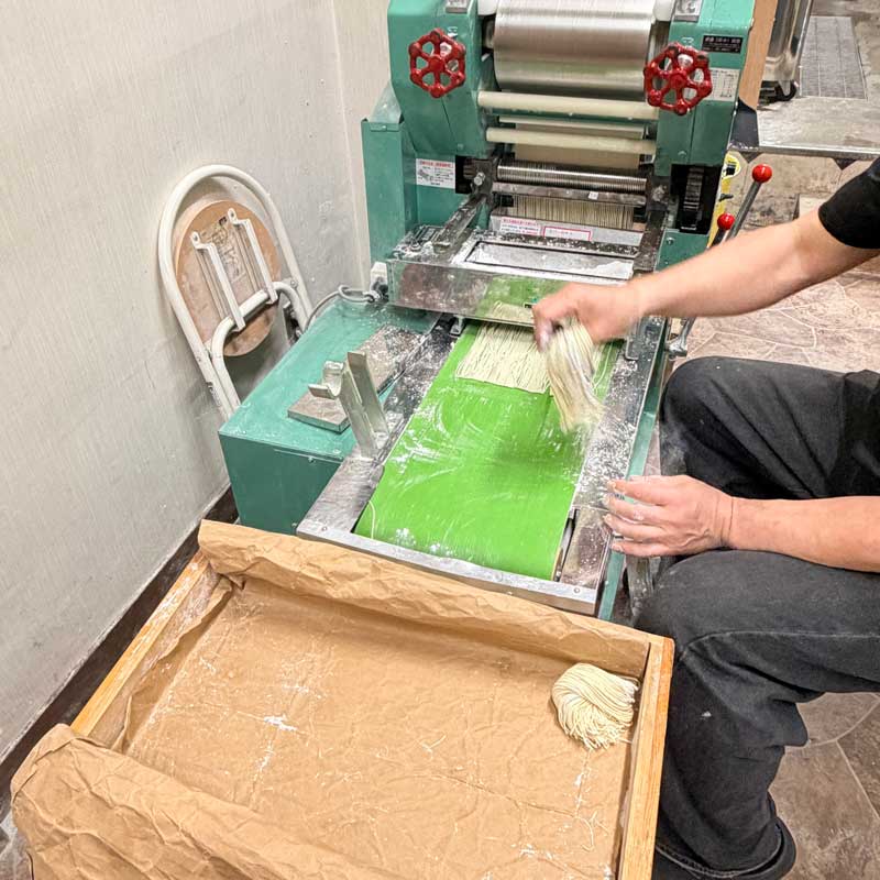 製麺しているところ