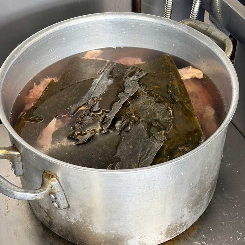 鶏の骨の上に昆布。鶏は骨のほかに丸鶏2羽が入っています