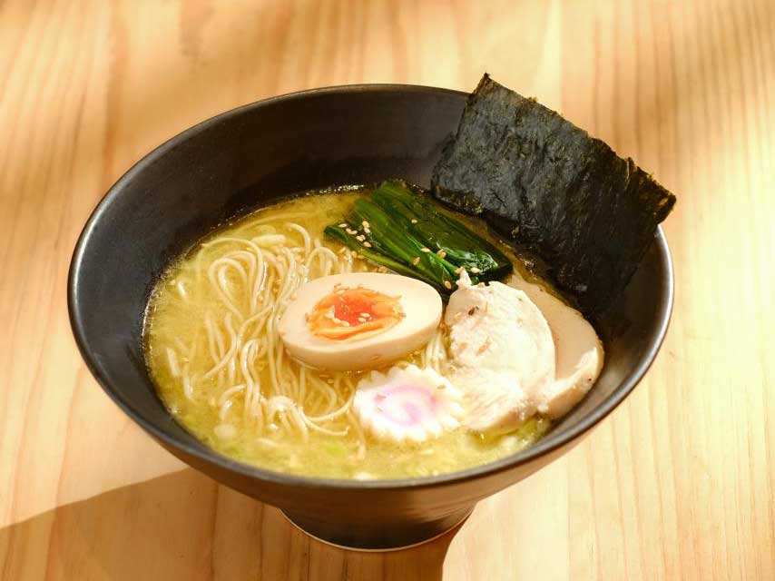 見た目に驚き、食べて驚く「鶏ラーメン」